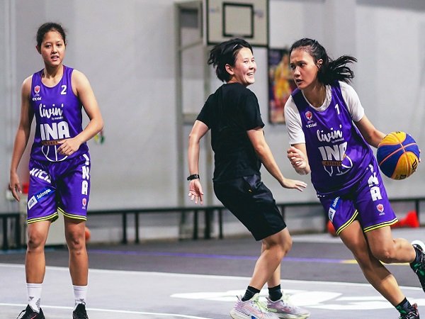 Pebasket Timnas Basket 3x3 Putri Indonesia sedang berlatih.