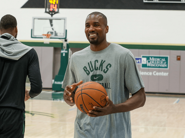 Serge Ibaka teken kontrak semusim lagi bersama Milwaukee Bucks.