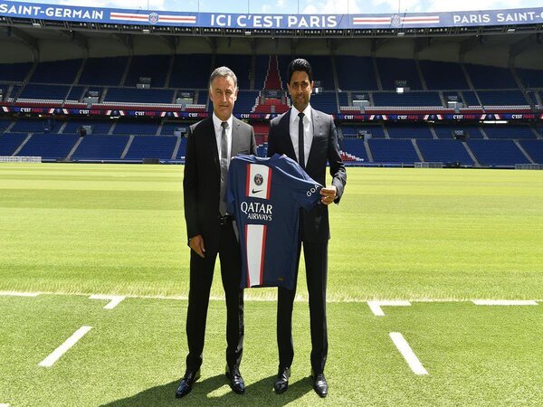 Christophe Galtier (kiri) resmi diperkenalkan oleh Nasser Al-Khelaifi sebagai bos anyar PSG untuk musim depan / via PSG Officiel