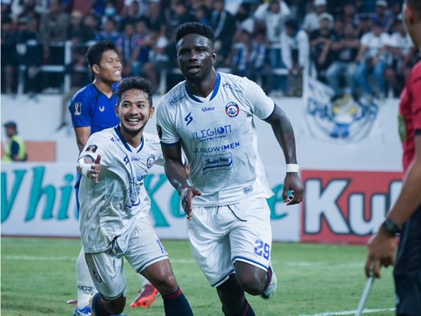 Penyerang Arema FC, Abel Issa Camara merayakan gol ke gawang PSIS Semarang