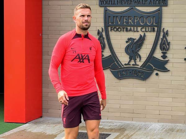 Henderson Merasa Terhormat setelah Menerima MBE di Istana Buckingham