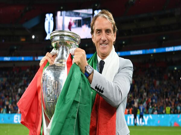Kegagalan lolos ke Piala Dunia 2022 tak memupus harapan Roberto Mancini untuk mengantarkan Italia menjadi kampiun kompetisi tersebut di masa mendatang / via Getty Images