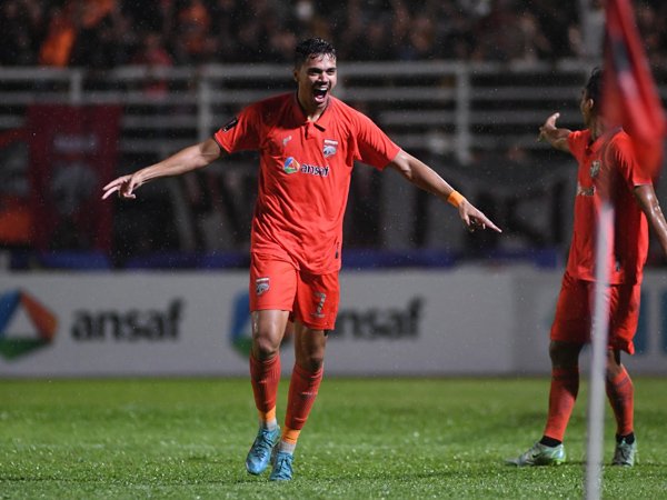 Penyerang Borneo FC, Matheus Pato merayakan gol ke gawang PSS Sleman