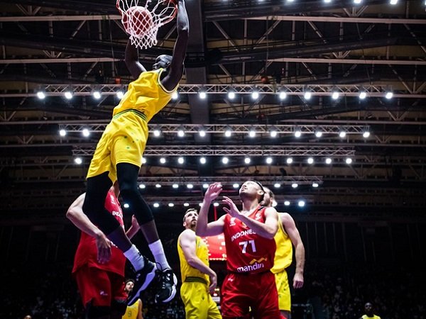 Pebasket Australia sedang melakukan slam dunk saat melawan Indonesia di FIBA Asia Cup.