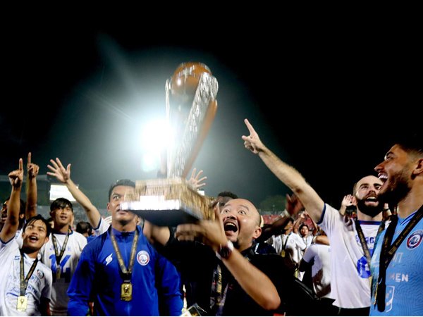 Para pemain Arema FC merayakan keberhasilannya merengkuh trofi Piala Presiden 2022