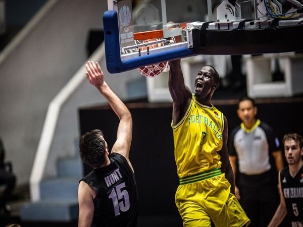 Pebasket Timnas Australia sedang melakukan slam dunk saat melawan Selandia Baru di semifinal FIBA Asia Cup. (Images: FIBA)