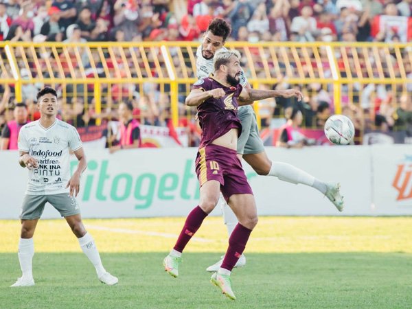 Penyerang PSM Makassar, Everton berduel dengan Willian Pacheco