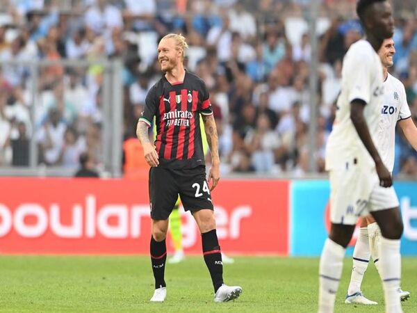 Setelah delapan bulan absen, Simon Kjaer akhirnya merumput lagi ketika AC Milan menang 2-0 atas Olympique Marseille hari Minggu (30/7) malam / via AFP