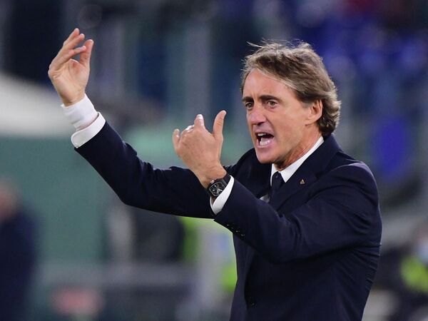 Roberto Mancini mengaku akan tetap berangkat ke Qatar untuk menyaksikan sejumlah laga Piala Dunia 2022 / via Getty Images