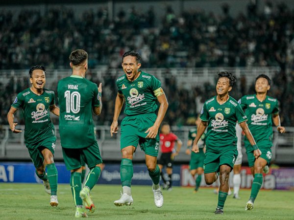Kapten Persebaya Surabaya RIzky Ridho merayakan gol ke gawang Persita Tangerang