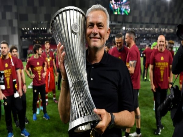 Debut gemilang Jose Mourinho menukangi AS Roma diapresiasi oleh eks CEO Bayern Muenchen yaitu Karl-Heinz Rummenigge / via Getty Images