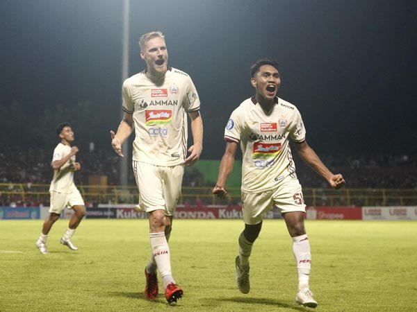 Gelandang Persija Jakarta Hanno Behrens merayakan gol ke gawang PSM Makassar