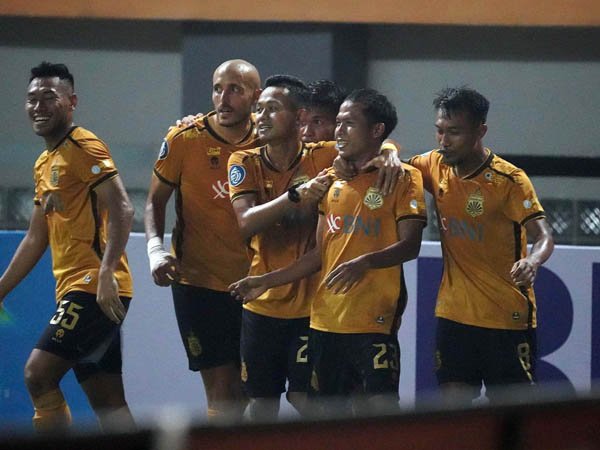 Pemain Bhayangkara FC merayakan gol Wahyu Subo Seto ke gawang Persebaya Surabaya