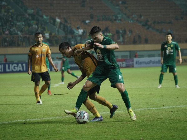 Gelandang Persebaya Surabaya, Higor Vidal mendapat pengawalan ketat pemain Bhayangakara FC