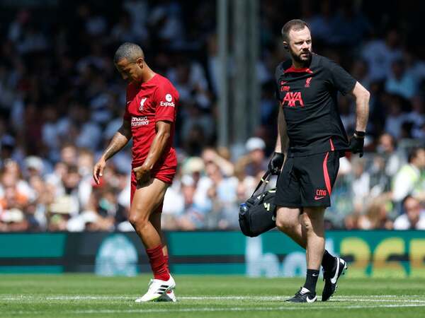 Thiago Alcantara diperkirakan absen membela Liverpool selama enam pekan akibat menderita cedera hamstring di laga versus Fulham (6/8) / via Getty Images