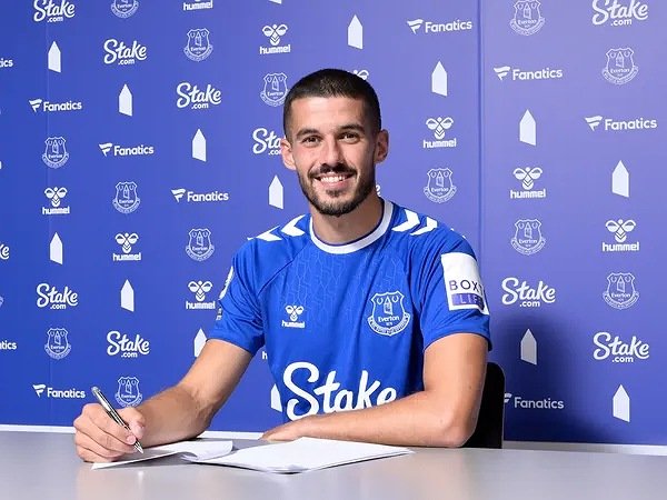 Conor Coady berseragam Everton.