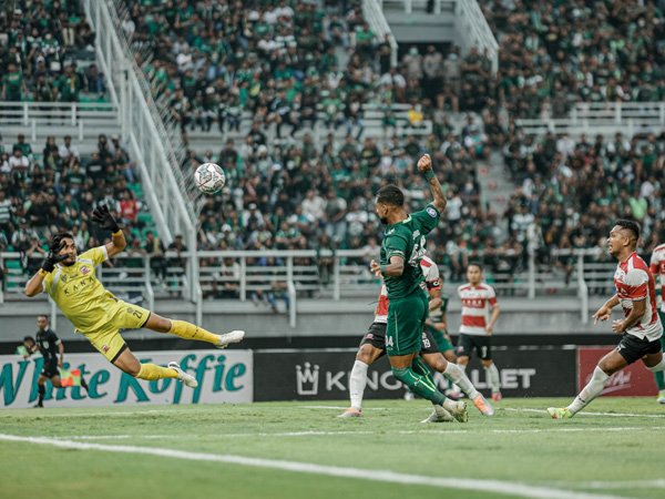 Penyerang Persebaya Surabaya, Silvio Junior saat mencetak gol ke gawang Madura United