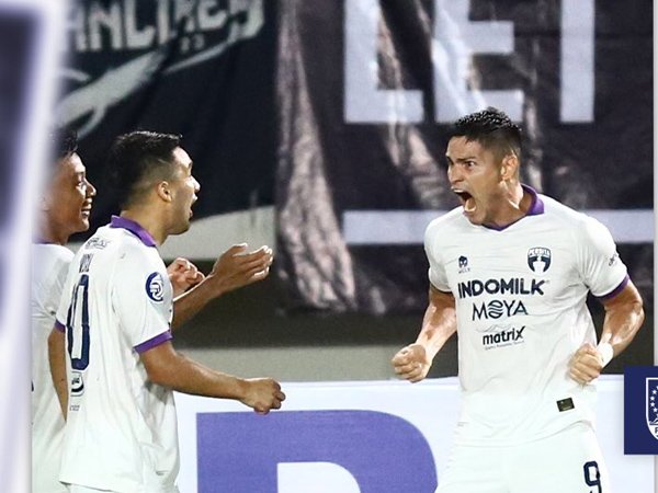 Penyerang Persita Tangerang, Ramiro Fergonzi merayakan gol ke gawang Persis Solo