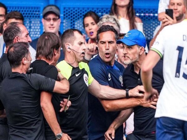 Antonio Conte dan Thomas Tuchel saling bertengkar saat Tottenham Hotspur bermain imbang 2-2 kontra Chelsea tadi malam (14/8) / via AP Photo