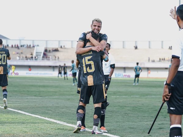 Penyerang Dewa United FC, Karim Rossi merayakan gol ke gawang Bhayangkara FC