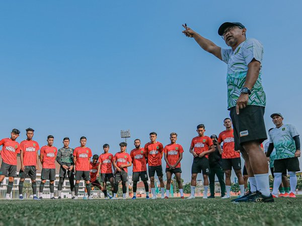 Pelatih Persebaya Surabaya, Aji Santoso memimpin latihan timnya