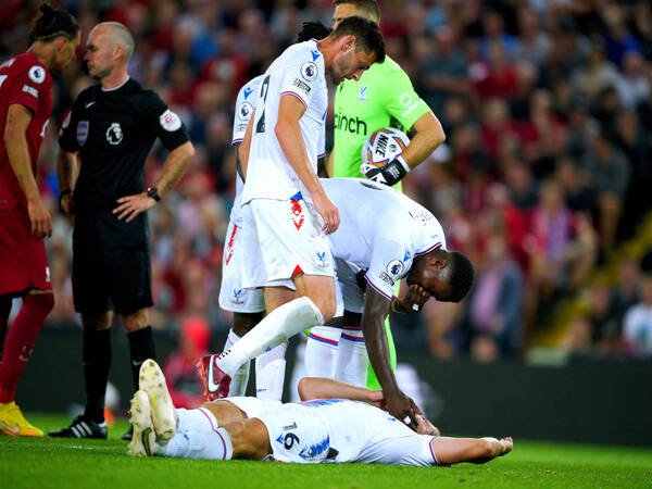 Joachim Andersen tersungkur di atas lapangan setelah bek Crystal Palace itu ditanduk oleh Darwin Nunez / via Getty Images