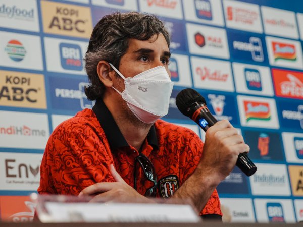 Pelatih Bali United, Stefano Cugurra dalam jumpa pers jelang laga