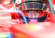 Carlos Sainz Jr Kesal Dengan Aksi Lempar Suar Fans Verstappen