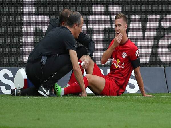 Dani Olmo mendapatkan perawatan medis setelah engkelnya bermasalah di laga Eintracht Frankfurt vs RB Leipzig kemarin malam (3/9) / via AFP