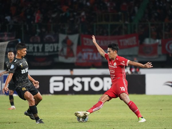 Gelandang Persija Jakarta, Hanif Sjahbandi dibayangi pemain Bhayangkara FC