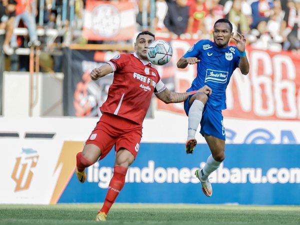 Pemain bertahan Persis Solo, Jaimerson Xavier saat menghadapi PSIS Semarang