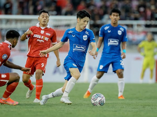 Pemain PSIS Semarang, Taisei Marukawa berupaya melewati hadangan pemain Persis Solo