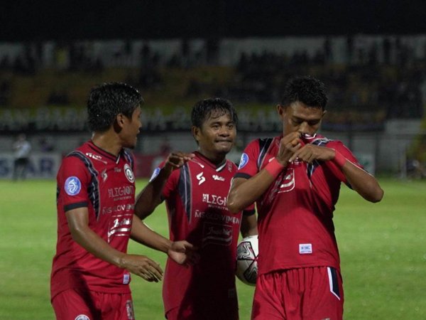 Penyerang Arema FC, Dedik Setiawan merayakan gol ke gawang Barito Putera