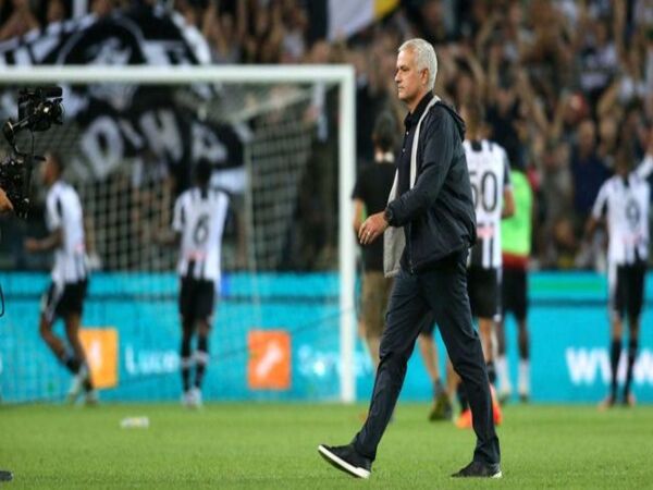 Jose Mourinho menerima hasil memalukan yang baru saja diperoleh AS Roma, pasca dibantai oleh Udinese 0-4 di giornata kelima Serie A dini hari tadi (5/9) / via Getty Images