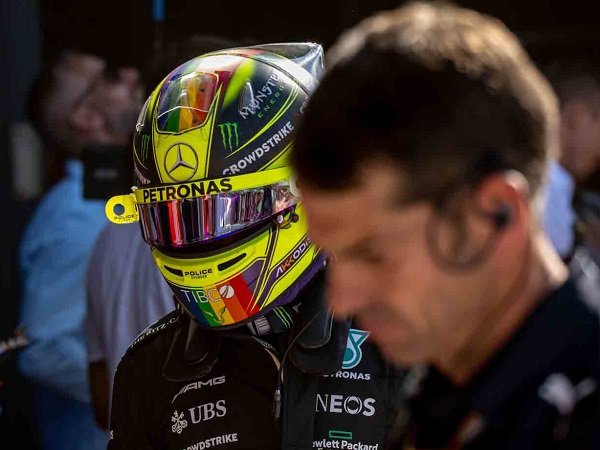 Lewis Hamilton minta maaf usai maki kru timnya di GP Belanda.
