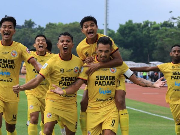 Pemain Semen Padang FC merayakan gol pertama ke gawang Sriwijaya FC