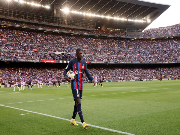 Ousmane Dembele mendapat pujian dari Xavi Hernandez usai tampil apik untuk Barcelona di awal musim 2022/23 / via AFP