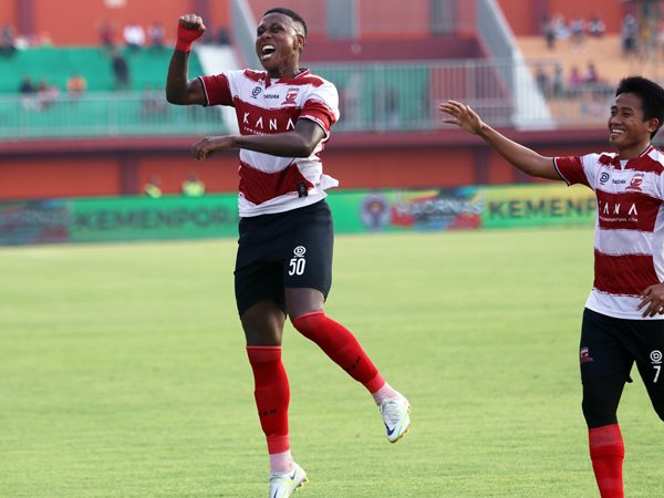 Gelandang Madura United, Hugo Gomes dos Santos Silva atau Jaja merayakan gol ke gawang Bhayangkara FC