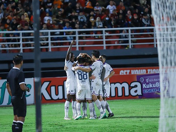 Para pemain Persita Tangerang merayakan gol ke gawang Borneo FC
