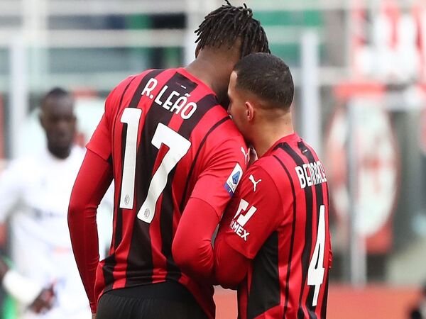 Setelah sukses memperpanjang kontrak Sandro Tonali, AC Milan disebut kini tengah berupaya untuk mengikat Rafael Leao dan Ismael Bennacer dengan kontrak baru / via Getty Images