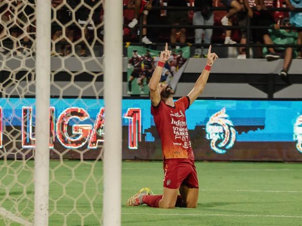 Penyerang Bali United, Ilija Spasojevic merayakan gol ke gawang Dewa United FC