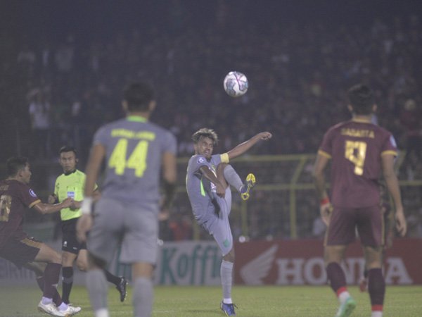 Kapten Persebaya Surabaya, Alwi Slamat siap saat menghadapi PSM Makassar
