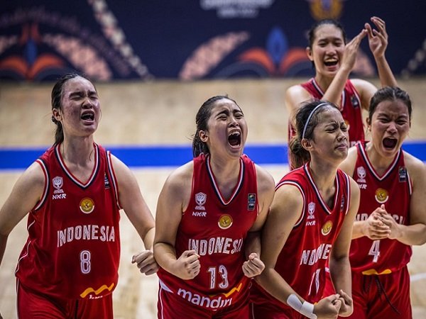 Pemain Timnas Basket Putri Indonesia melakukan selebrasi.
