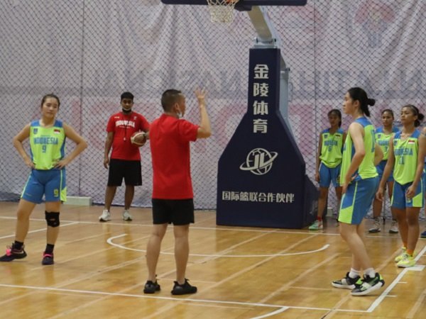 Para pemain Timnas Basket Putri sedang latihan. (Foto: Perbasi)