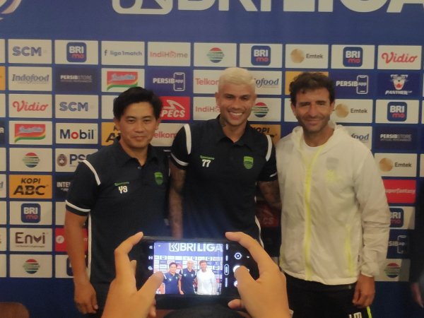 Pelatih Persib, Luis Milla ketika berfoto bersama Ciro Alves dan Yaya Sunarya