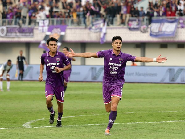 Penyerang Persita Tangerang, Ramiro Fergonzi merayakan gol ke gawang PSIS Semarang