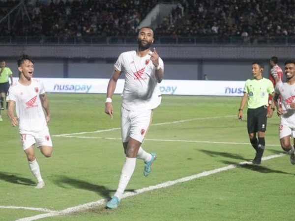 Pemain PSM Makassar, Yuran Fernandes merayakan gol ke gawang Dewa United FC