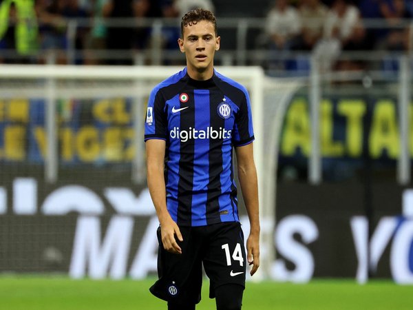 Kristjan Asllani mengaku masih sabar menunggu kesempatan tampil lebih sering membela Inter Milan / via Getty Images