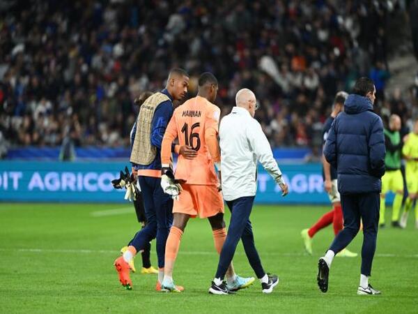 Kiper AC Milan yaitu Mike Maignan, mengalami cedera betis saat membela Timnas Prancis di ajang UEFA Nations League melawan Austria (23/9) / via AFP