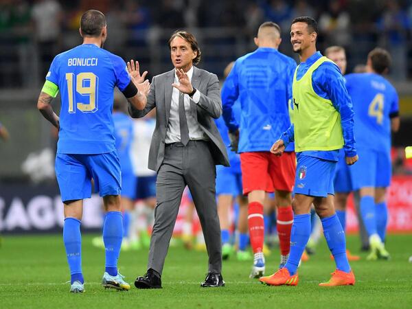 Roberto Mancini puas tim muda Italia sukses membungkam Inggris 1-0 di lanjutan laga UEFA Nations League dini hari tadi (24/9) / via Getty Images